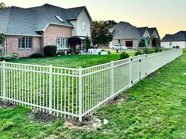 White Vinyl Privacy Fence Installed with King+ No‑Dig Steel Post System